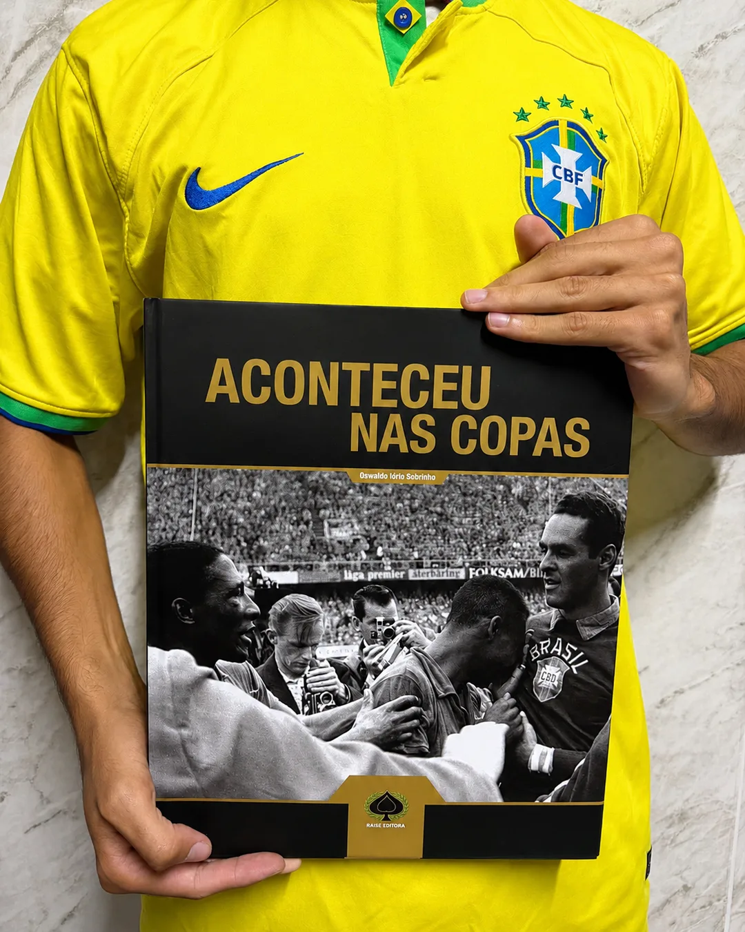 Livro Aconteceu nas Copas nas mãos