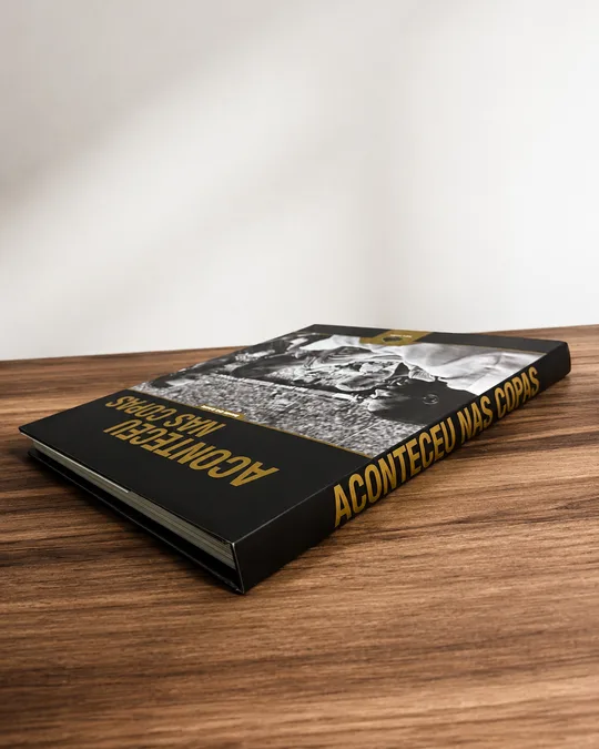 Lombada e capa dura do livro Aconteceu nas Copas